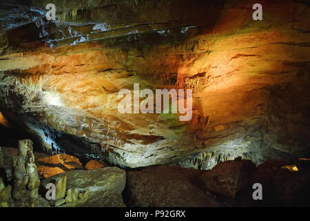 Interni della grotta Kumistavi, noto come Prometeo grotta, uno della Georgia di meraviglie naturali ricche di stalattiti e stalagmiti, tende, cascate pietrificate Foto Stock