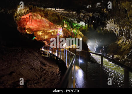 Interni della grotta Kumistavi, noto come Prometeo grotta, uno della Georgia di meraviglie naturali ricche di stalattiti e stalagmiti, tende, cascate pietrificate Foto Stock