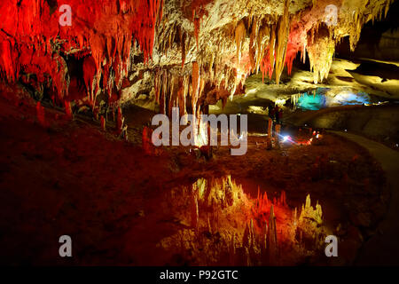 Interni della grotta Kumistavi, noto come Prometeo grotta, uno della Georgia di meraviglie naturali ricche di stalattiti e stalagmiti, tende, cascate pietrificate Foto Stock