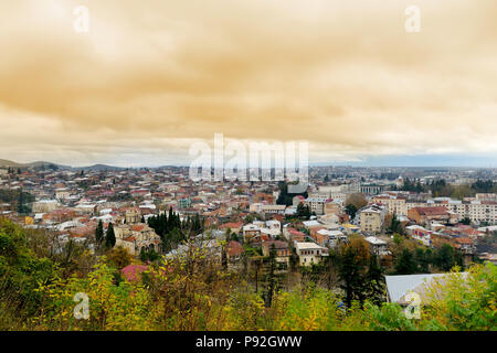 Bellissima vista di Kutaisi città dalla cattedrale di Bagrati hill, Kutaisi, Georgia Foto Stock