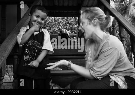 Nord andamane tsunami Refilef lavoratore Charlotte Johnston lavora con i bambini del villaggio di Tung Nang Dam si trova a nord mare delle Andamane - Tailandia Foto Stock