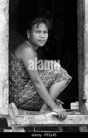 Giovani Moken (zingari del mare) donne indoor modo suo villaggio su Ko Surin isola thailandese in Mu Ko Surin National Park - nord mare delle Andamane, Thailandia Foto Stock