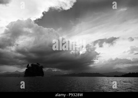 Tramonto e nuvole temporalesche su CHEOW EN lago in Khao Sok NATIONAL PARK - Tailandia Foto Stock