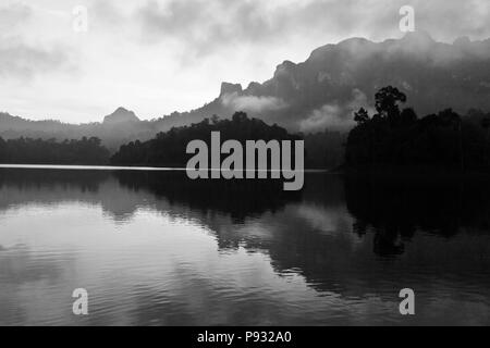 Alba come visto da CHIEW ZATTERA LAN HOUSE su CHEOW EN lago in Khao Sok NATIONAL PARK - Tailandia Foto Stock