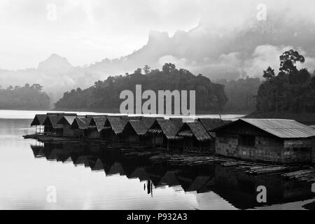 Alba come visto da CHIEW ZATTERA LAN HOUSE su CHEOW EN lago in Khao Sok NATIONAL PARK - Tailandia Foto Stock