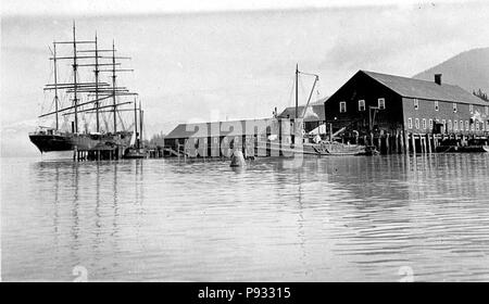 . 489 sailing vessel STELLA DELLA GROENLANDIA a dock dell'Alaska imballatore associazione del Cannery, Wrangell, Alaska, Agosto 1918 (Cobb 142) Foto Stock