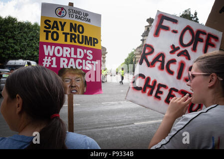 Cancelli principali, il Palazzo di Blenheim, Oxfordshire, Regno Unito. 12 luglio 2018. Centinaia di anti-Trump manifestanti si radunano vicino ai cancelli principali di Blenheim Palace dove t Foto Stock