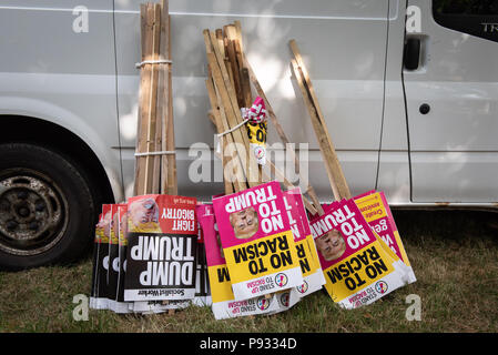 Cancelli principali, il Palazzo di Blenheim, Oxfordshire, Regno Unito. 12 luglio 2018. Centinaia di anti-Trump manifestanti si radunano vicino ai cancelli principali di Blenheim Palace dove t Foto Stock
