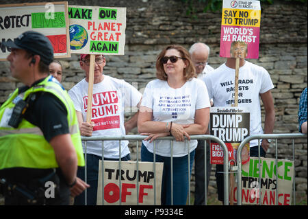 Cancelli principali, il Palazzo di Blenheim, Oxfordshire, Regno Unito. 12 luglio 2018. Centinaia di anti-Trump manifestanti si radunano vicino ai cancelli principali di Blenheim Palace dove t Foto Stock