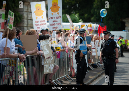 Cancelli principali, il Palazzo di Blenheim, Oxfordshire, Regno Unito. 12 luglio 2018. Centinaia di anti-Trump manifestanti si radunano vicino ai cancelli principali di Blenheim Palace dove t Foto Stock