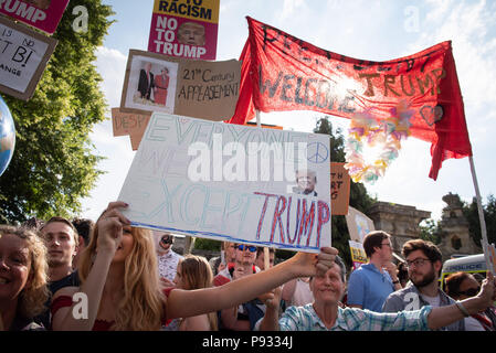 Cancelli principali, il Palazzo di Blenheim, Oxfordshire, Regno Unito. 12 luglio 2018. Centinaia di anti-Trump manifestanti si radunano vicino ai cancelli principali di Blenheim Palace dove t Foto Stock