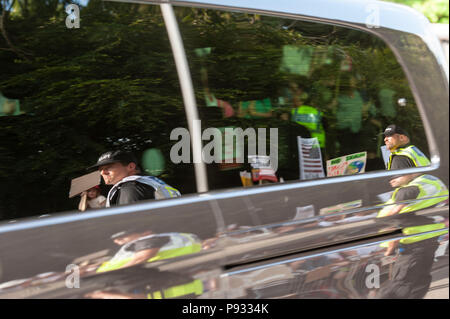 Cancelli principali, il Palazzo di Blenheim, Oxfordshire, Regno Unito. 12 luglio 2018. Centinaia di anti-Trump manifestanti si radunano vicino ai cancelli principali di Blenheim Palace dove t Foto Stock