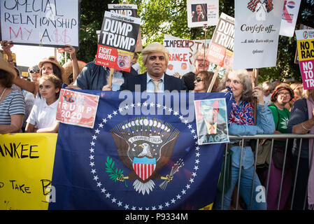 Cancelli principali, il Palazzo di Blenheim, Oxfordshire, Regno Unito. 12 luglio 2018. Centinaia di anti-Trump manifestanti si radunano vicino ai cancelli principali di Blenheim Palace dove t Foto Stock