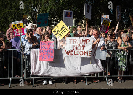 Cancelli principali, il Palazzo di Blenheim, Oxfordshire, Regno Unito. 12 luglio 2018. Centinaia di anti-Trump manifestanti si radunano vicino ai cancelli principali di Blenheim Palace dove t Foto Stock