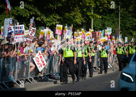 Cancelli principali, il Palazzo di Blenheim, Oxfordshire, Regno Unito. 12 luglio 2018. Centinaia di anti-Trump manifestanti si radunano vicino ai cancelli principali di Blenheim Palace dove t Foto Stock