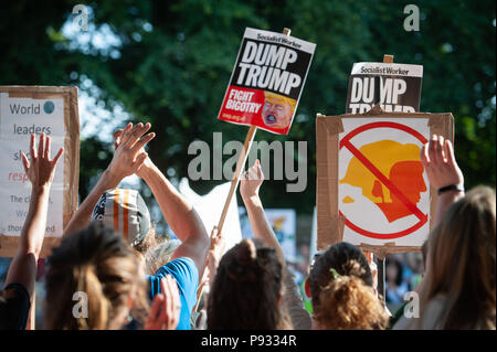 Cancelli principali, il Palazzo di Blenheim, Oxfordshire, Regno Unito. 12 luglio 2018. Centinaia di anti-Trump manifestanti si radunano vicino ai cancelli principali di Blenheim Palace dove t Foto Stock