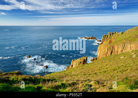 Ruvido e costa rocciosa vicino Land's End, raggiungere il punto più a ovest dell'Inghilterra, Cornwall, Regno Unito Foto Stock