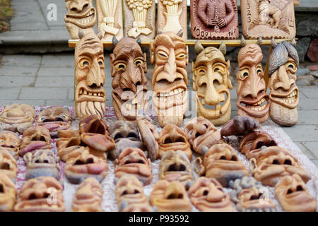 Divertente e spaventose maschere in legno venduto sul mercato di Pasqua a Vilnius. Capitale lituana annuali di artigianato tradizionale fiera che si tiene ogni mese di marzo sulla vecchia per Foto Stock