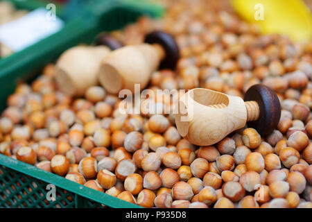 Nocciole organico e uno schiaccianoci venduto sul mercato degli agricoltori durante la tradizionale Fiera di primavera a Vilnius, Lituania Foto Stock