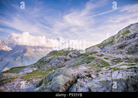 Fotografo outdoor in piedi sul bordo della montagna di fronte iconico Mont-Blanc Foto Stock