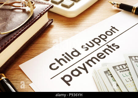 Supporto per il bambino i pagamenti. Documenti in una corte. Foto Stock
