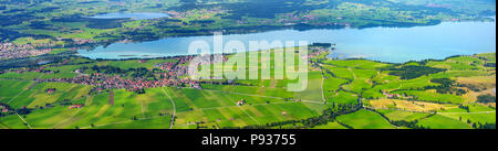 Pittoresche vedute dal Tegelberg mountain, una parte delle Alpi Ammergau, trova nead Fussen town, Baviera, Germania. Foto Stock