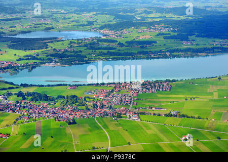 Pittoresche vedute dal Tegelberg mountain, una parte delle Alpi Ammergau, trova nead Fussen town, Baviera, Germania. Foto Stock