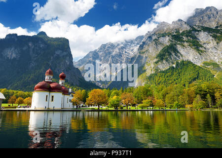 San Bartolomeo chiesa sul Konigssee, noto come la Germania è più profondo e più pulito lago, situato all'estremo sud-est Berchtesgadener Land distretto di B Foto Stock