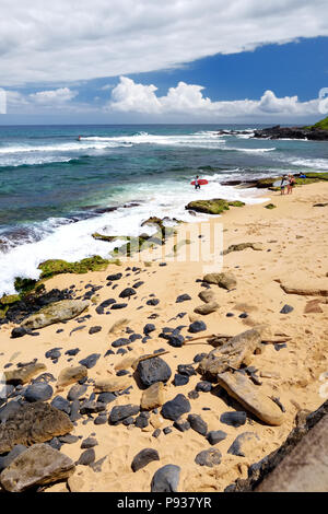 Famoso Hookipa beach surf spot riempita con una spiaggia di sabbia bianca, aree per picnic e padiglioni. Maui, Hawaii, Stati Uniti d'America. Foto Stock