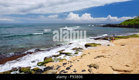 Famoso Hookipa beach surf spot riempita con una spiaggia di sabbia bianca, aree per picnic e padiglioni. Maui, Hawaii, Stati Uniti d'America. Foto Stock