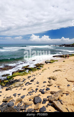 Famoso Hookipa beach surf spot riempita con una spiaggia di sabbia bianca, aree per picnic e padiglioni. Maui, Hawaii, Stati Uniti d'America. Foto Stock