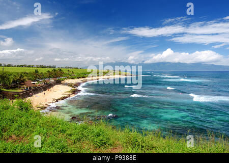 Famoso Hookipa beach surf spot riempita con una spiaggia di sabbia bianca, aree per picnic e padiglioni. Maui, Hawaii, Stati Uniti d'America. Foto Stock