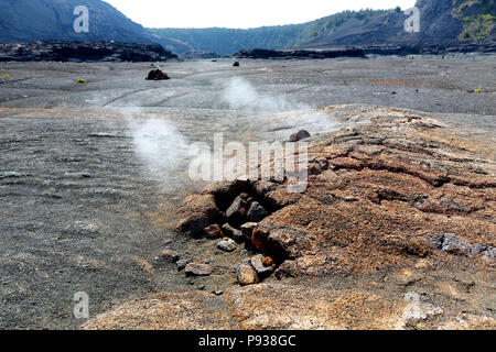 La cottura a vapore aeratori del Kilauea Iki cratere del vulcano superficie con frantumazione di rocce di lava nel Parco Nazionale dei Vulcani di Big Island delle Hawaii, STATI UNITI D'AMERICA Foto Stock