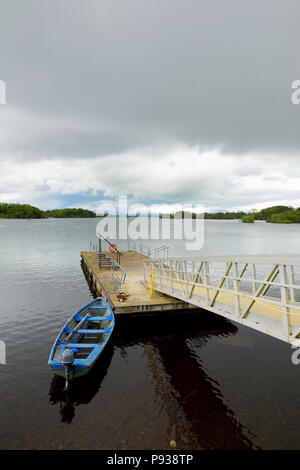 Lone barca legato al piccolo molo sul Lough Leane, il più grande e il più settentrionale dei tre laghi di Killarney National Park, nella contea di Kerry, Irlanda Foto Stock