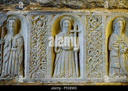 Monaci e ornamenti scolpiti in pietra in una rovina Abbazia di Jerpoint, situato nei pressi di Thomastown, nella Contea di Kilkenny, Irlanda. Foto Stock