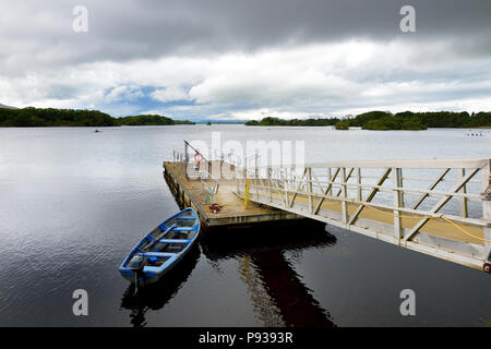 Lone barca legato al piccolo molo sul Lough Leane, il più grande e il più settentrionale dei tre laghi di Killarney National Park, nella contea di Kerry, Irlanda Foto Stock