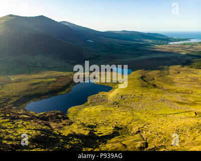 Vista aerea di Conor Pass, uno della più alta montagna irlandese passa servita da una strada asfaltata, che si trova sulla parte sud-occidentale della Dingle Penins Foto Stock