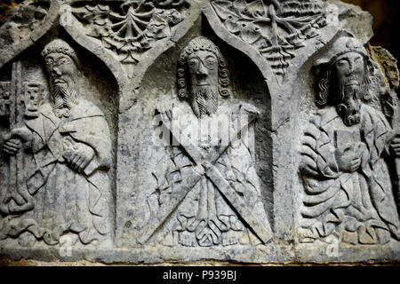 Monaci e ornamenti scolpiti in pietra in una rovina Abbazia di Jerpoint, situato nei pressi di Thomastown, nella Contea di Kilkenny, Irlanda. Foto Stock