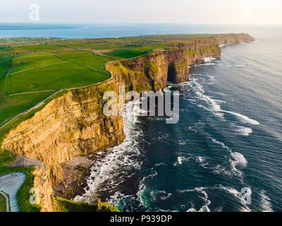 Famosa in tutto il mondo le scogliere di Moher, una delle più popolari destinazioni turistiche in Irlanda. Vista aerea del ampiamente conosciuta attrazione turistica su Atlantica selvaggia Foto Stock