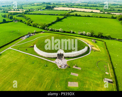 Newgrange, un monumento preistorico costruito durante il periodo neolitico, situato nella contea di Meath, Irlanda. Una delle più popolari attrazioni turistiche in Foto Stock