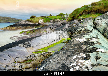 Abbey Island, il patch idilliaco di terra in Il Derrynane parco storico, famosa per le rovine di Il Derrynane Abbazia e il cimitero, situato nella contea di Kerry, Irelan Foto Stock