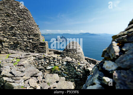 Skellig Michael o grande Skellig, home per la rovina i resti di un monastero cristiano. Abitata dalla varietà di uccelli marini, comprese le sule e pulcinelle di mare Foto Stock