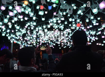 Sydney Australia - Giu 04, 2018. 1000 Gru è ispirato da una antica leggenda giapponese e mi porta fortuna. Vivid Sydney è una celebrazione della luce Foto Stock