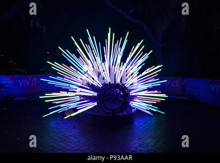 Sydney Australia - Giu 04, 2018. Peacock cattura che eccitante momento di danza. Vivid Sydney è una celebrazione della luce, suono e idee. Foto Stock