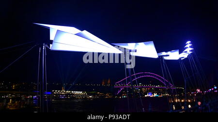 Sydney Australia - Giu 04, 2018. Venite a volare con me vi invita a guardare in alto nel cielo notturno e lasciate che i vostri sogni prendere il volo. Vivid Sydney è un celebr Foto Stock