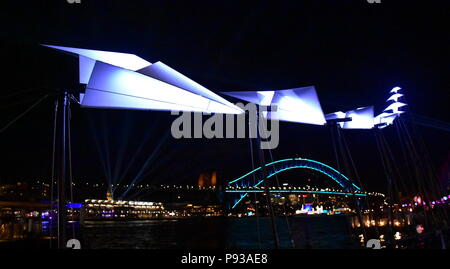 Sydney Australia - Giu 04, 2018. Venite a volare con me vi invita a guardare in alto nel cielo notturno e lasciate che i vostri sogni prendere il volo. Vivid Sydney è un celebr Foto Stock