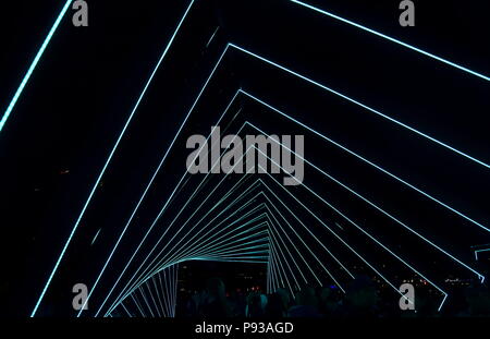 Sydney Australia - Giu 04, 2018. 'La notte. Reinventato.' è un gigante di 9, in una spirale in apertura-ispirato l'installazione di luci e di ombre celebratin Foto Stock