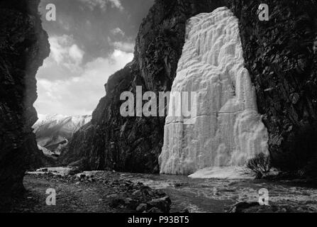 Caduta di ghiaccio nella gola del fiume che conduce al monastero TERDROM - TIBET CENTRALE Foto Stock