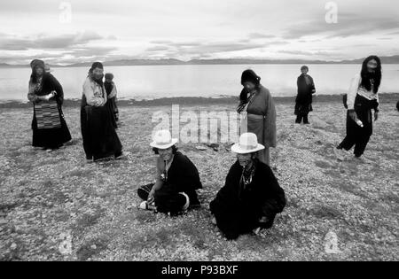 Il Tibetano pellegrini al lago MANASAROVAR (4550m), raccogliere erbe sacre - KAILASH, TIBET Foto Stock