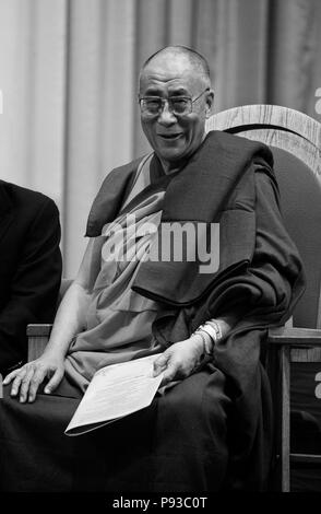 Il XIV Dalai Lama del Tibet assiste una preghiera interconfessionale SERVICE - SAN PAOLO CENTRO CATTOLICO, Bloomington, Indiana Foto Stock